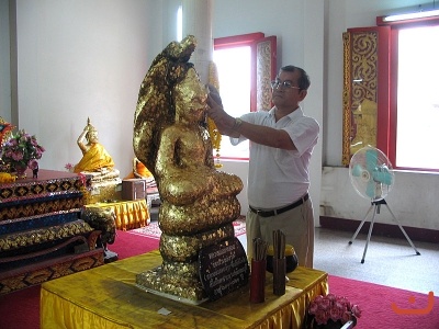 ปิดทองที่วัดพระลอย สุพรรณบุรี. ภาพที่ ๑๑๓๑