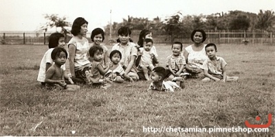 สนามหญ้าหน้าโรงเรียน ภาพที่ ๑๓๘